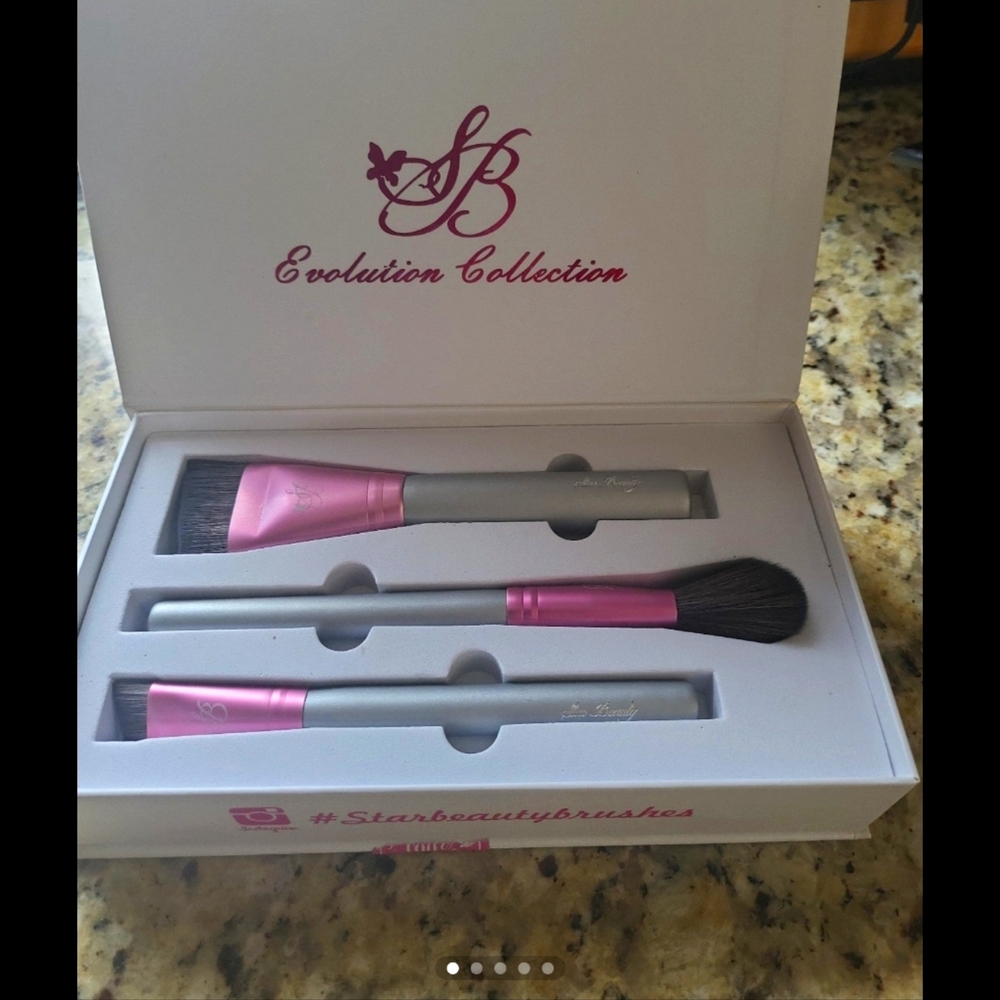 NEW IN BOX SET OF 3 CONTOUR BRUSHES BY STAR BEAUTY